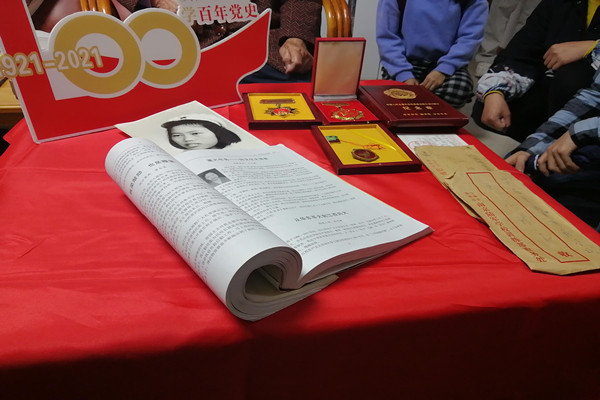 老人桌上陈列着的勋章和传记 老人桌上陈列着的勋章和传记